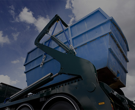 Κάδοι για μπάζα σε φορτηγό